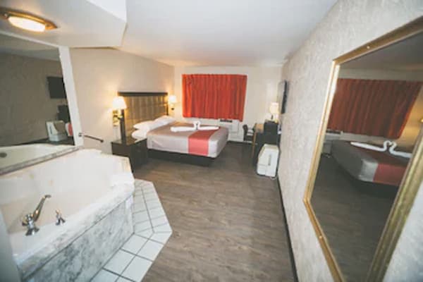 Clean & Spacious Non-Smoking Queen Bedroom